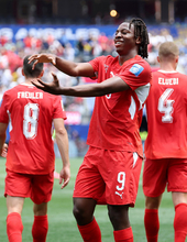 ゴールを喜ぶマンザンビ　Ｗ杯サッカー