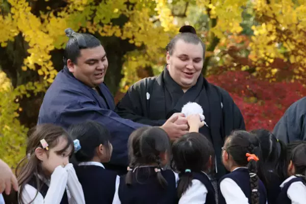 子どもたちと触れ合う安青錦ら