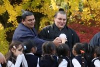 子どもたちと触れ合う安青錦ら