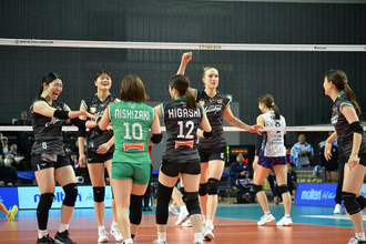 喜ぶ大阪Ｍの選手たち