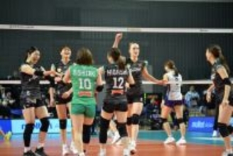 喜ぶ大阪Ｍの選手たち