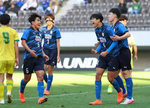 喜ぶ松野　高校サッカー