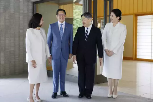 両陛下、比大統領夫妻とお別れ