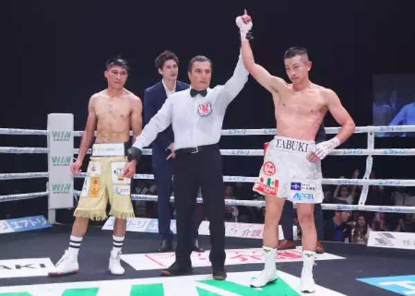 勝利した矢吹　ボクシング世界戦