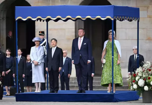 両陛下、オランダの歓迎式典に＝戦没者記念碑に供花