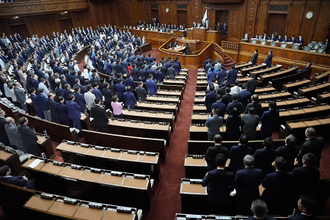 「国旗損壊罪」衆院通過