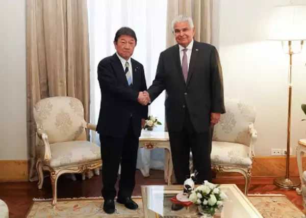 茂木外相、パナマ大統領と会談