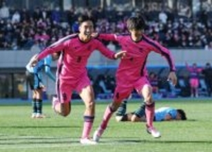 喜ぶ日大藤沢の有川　高校サッカー