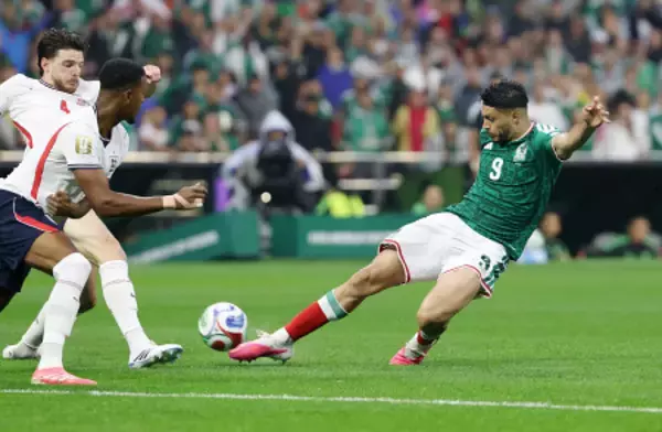 Ｒ・ヒメネスのシュート　Ｗ杯サッカー
