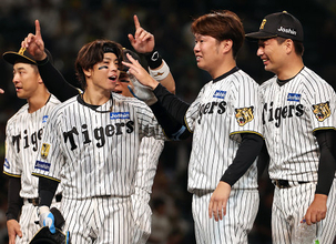 喜ぶ梅野と西勇ら　プロ野球
