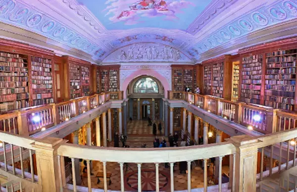 手入れを終えた図書館