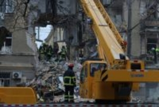 ロシアの夜間攻撃で１２人死亡 旅客列車に無人機直撃