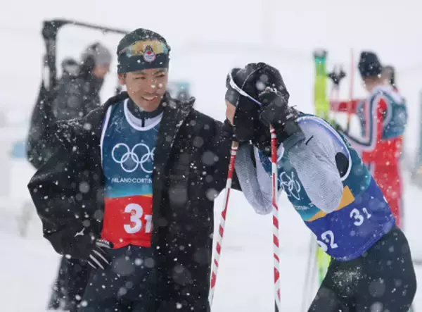 山本涼をねぎらう渡部暁　五輪
