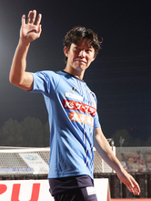 手を振る渡辺　Ｊリーグ