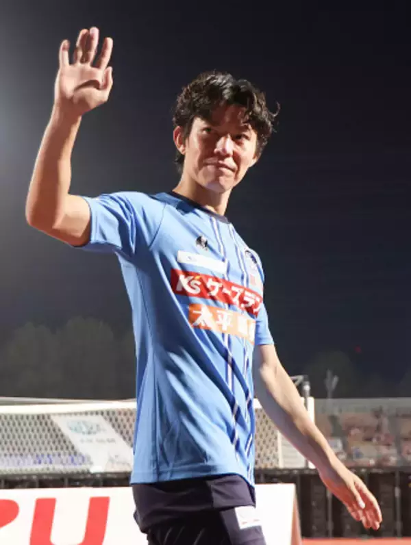 手を振る渡辺　Ｊリーグ