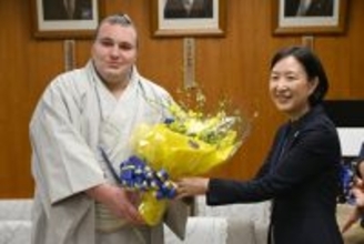 安青錦「応援のおかげ」＝東京・江東区長を表敬訪問―大相撲