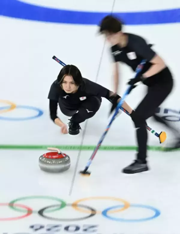 ストーンを投じる吉村　五輪