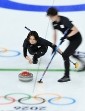 ストーンを投じる吉村　五輪