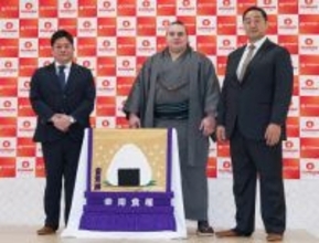 化粧まわしを贈られた安青錦