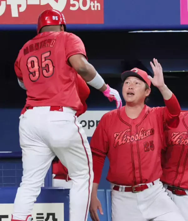 モンテロを迎える新井監督　プロ野球