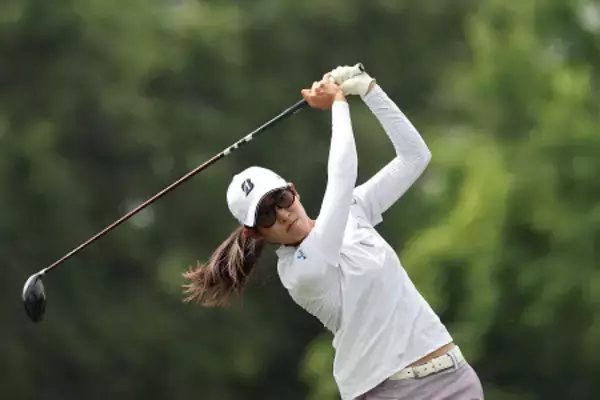 ティーショットを放つ馬場