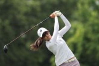 ティーショットを放つ馬場