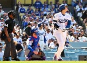 ソロ本塁打を放つ大谷　大リーグ