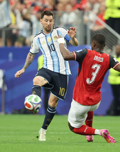 攻め込むメッシ　Ｗ杯サッカー