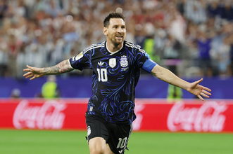 アルゼンチン３連勝　Ｗ杯サッカー