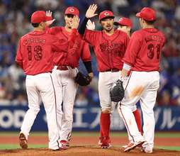 喜ぶ広島ナイン　プロ野球