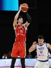 ３点シュートを決める渡辺雄