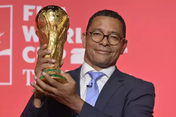 優勝杯を掲げるジウベルト・シウバさん