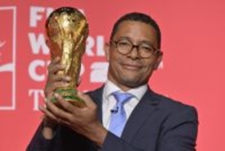 優勝杯を掲げるジウベルト・シウバさん