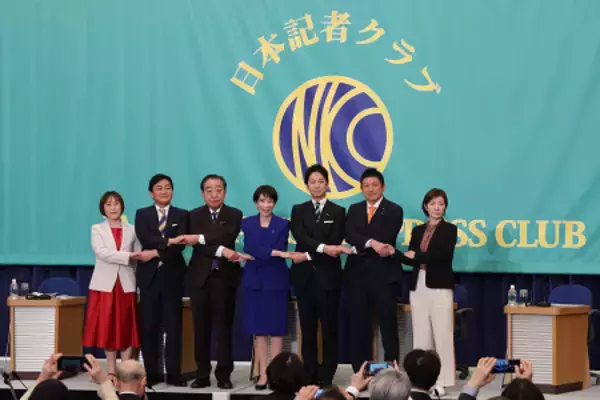 討論会に臨む各党党首