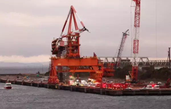 足場崩れ、作業員５人転落＝高さ４０メートル、１人不明―川崎