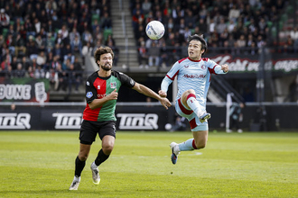 競り合う上田　欧州サッカー