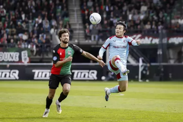 競り合う上田　欧州サッカー