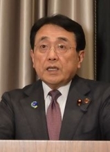 会見する赤沢経産相