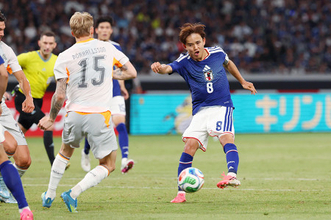 シュートを放つ久保　サッカー