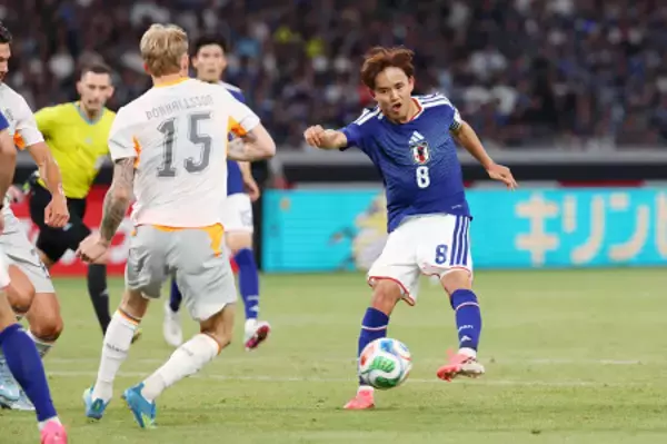 シュートを放つ久保　サッカー
