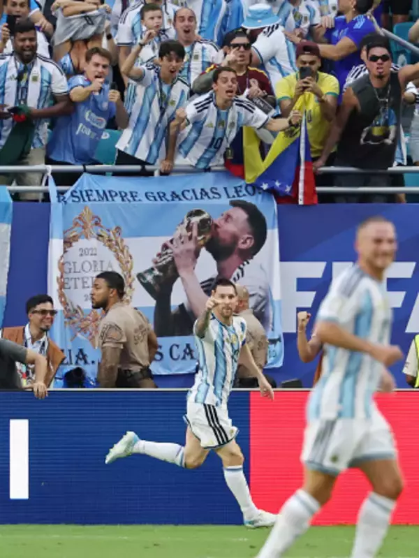 先制ゴールを喜ぶメッシ　Ｗ杯サッカー