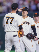言葉を交わす則本　プロ野球