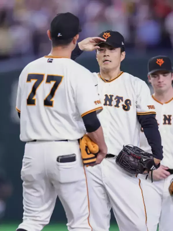 言葉を交わす則本　プロ野球