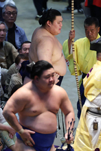 厳しい表情の大の里