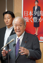 取材に応じる鈴木自民幹事長
