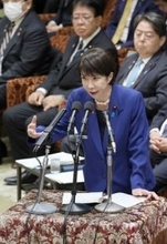 初の予算委スタート