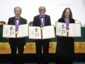 甘利俊一氏らに京都賞メダル＝稲盛財団