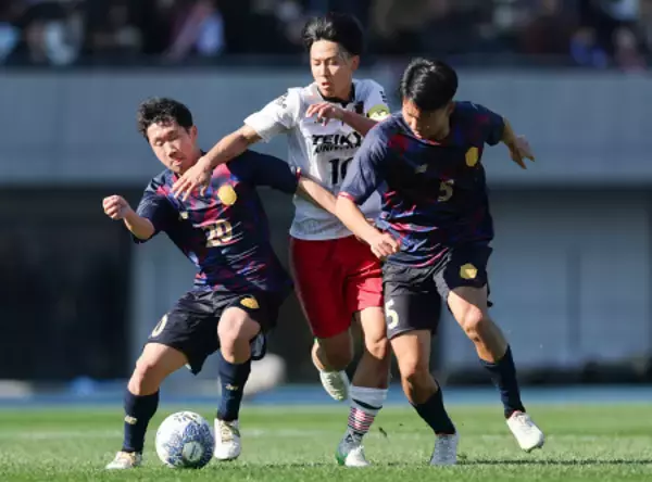 マークする上村と竹村　高校サッカー