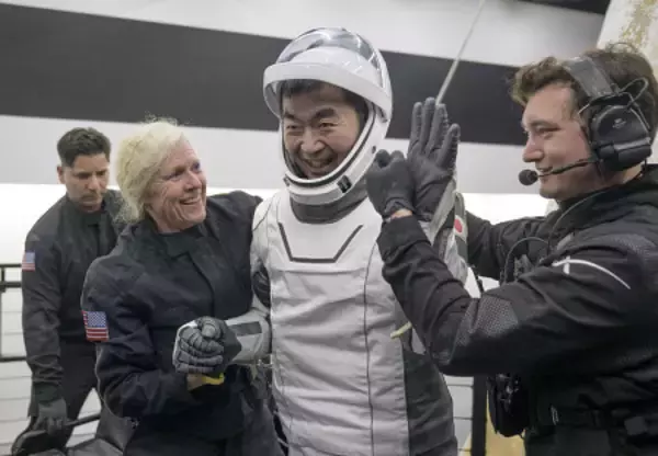 油井さん、ＩＳＳから無事帰還