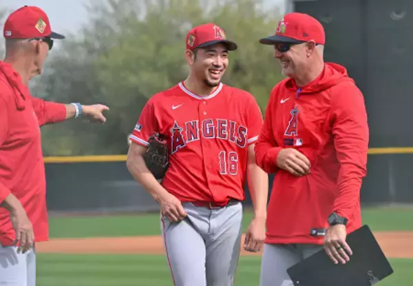 談笑する菊池　大リーグ